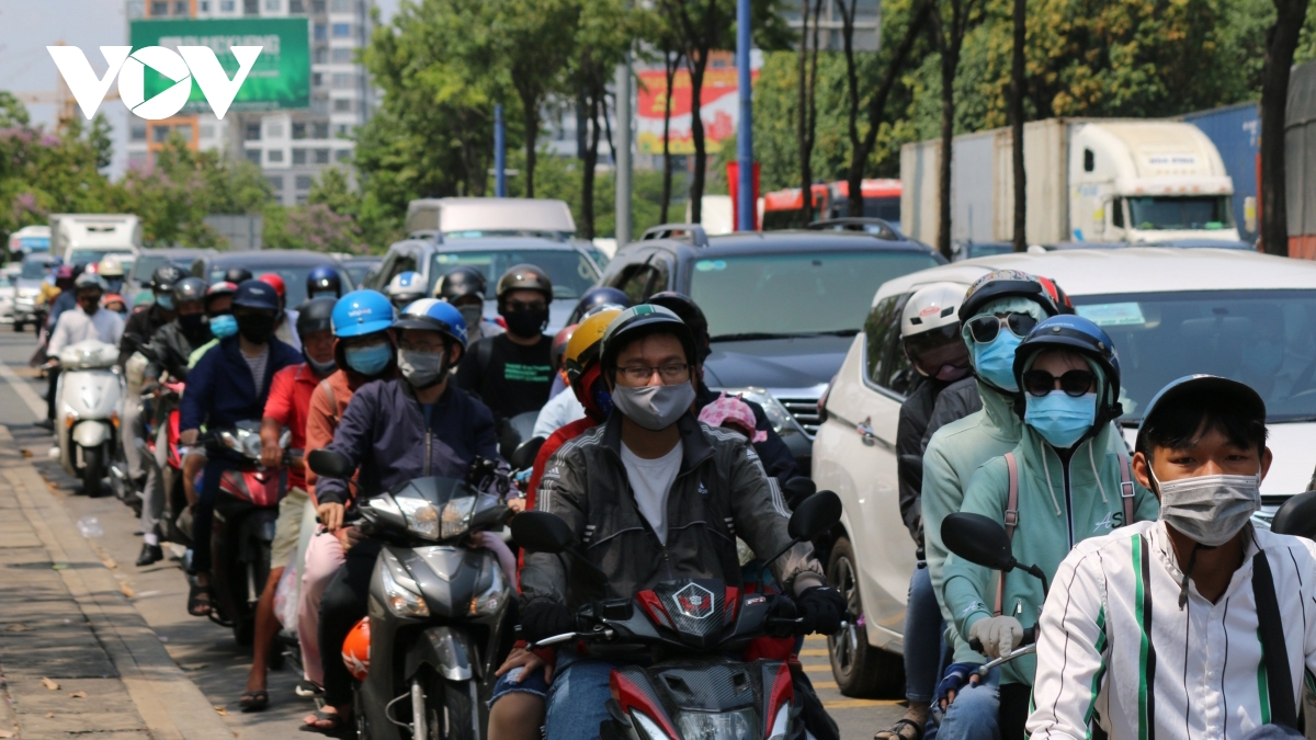 Long traffic jams hit major cities as people return home on national holiday